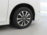 装着タイヤサイズは、195/65R15です。純正アルミホイールを装着しております。