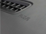 ◆助手席エアバッグ◆SRSエアバッグは、シートベルトだけでは防ぎきれない衝突時の衝撃から乗員を守るための安全装置。衝突時に瞬時に膨らみ、頭部や胸部がダッシュボードに直接衝突するのを防ぎます。