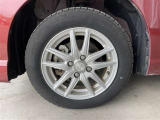社外アルミ。タイヤサイズは165/65R14、現在は冬タイヤ装着で残り溝は約5ミリです