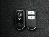 スマートキー付ですので、カバンの中やポケットに携帯するだけでドアロックの開閉・エンジンスタートが可能です!ボタン操作でもタッチセンサーでもドア開閉が可能で、しかもセキュリティ機能付きです!!