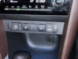寒い季節もこちらのスイッチ一つでシートがポカポカに!これはかなり快適です!運転席と助手席にございます!!!