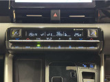 デュアルオートエアコン付きです。運転席・助手席でそれぞれ吹き出す風の温度や風量など自動調整してくれます。