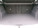 トランクは広く設計され、開口部も大きく荷物の積み下ろしがしやすい構造。フラットな床面でスーツケースや大型荷物も安定して収納でき、日常使いにも便利なスペースです。