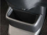 ◆センターロアボックス◆インパネ中央の下部には、ごみ箱としても使用する事ができるセンターロアボックスを装備しております。
