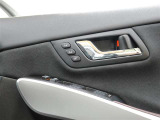 運転席シートポジションメモリーでスイッチを押すだけでシートが設定したポジションに動くので便利です!