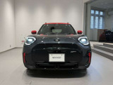 MINIのフロントグリルのデザインはイギリスで生まれた当初から、シルバーのサイドバーが折り重なった伝統的なデザインで御座います。その伝統はBMWのお車になってからでも少しずつ形を変えて守られております