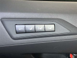 運転席のパワーシートのポジション設定しメモリーできるスイッチで家族など運転する人にあったシートポジションをメモリー登録しておくことで運転を交代した時に直ぐに自分が設定した位置にシートが動くので便利です