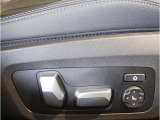 【コックピットシート】BMW車の主役席。車体中央にくる様に配置し車両重心とが一致する事でドライバーと車との一体感あるドライビングを実現。人間工学に基づき形成した形状が長時間のドライブ疲労も軽減します!