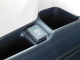 荷室左側にも電源があります。