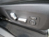 運転席メモリー付きフロント電動シート装備。