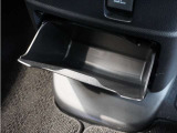 【センターロアボックス】車内に置いておきたい小物を収納するのに便利です。