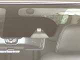【エマージェンシーブレーキ】走行中に前方の車両等を認識し、衝突しそうな時は警報とブレーキで衝突回避と被害軽減をアシスト。より安全にドライブをお楽しみいただけます。