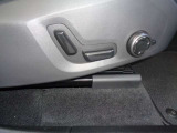 運転席8ウエイパワーシート(ドアミラー連動メモリー機構付)のスイッチ。