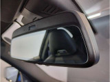 BMWではルームミラーの裏側にETCの車載器が内蔵されており、別途で車載器の購入必要なしで非常にスマート。皆様が驚かれるポイントのでもあります