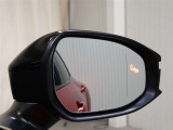 隣車線を走る車両をレーダーで検知し、ドアミラーでは確認しにくい後側方エリアに存在する車両に加え、急接近してくる車両も検知します。車両を検知するとドアミラーに搭載されたLEDインジケーターが点灯します。