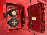 【充電口)】外部の電源からバッテリーへ電気を補給するための給油口のような役割を果たします。用途や充電速度に合わせて2種類(普通・急速)の充電口が用意されています。