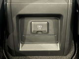Type-A、急速充電対応のUSBチャージャーが運転席と助手席の間にあるセンターコンソールボックスの後部に装備されています。