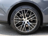 F:245/45R20、R:285/40R20