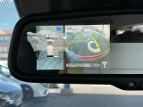 ディスプレイ付き自動防眩式ルームミラー。ルームミラーの眩しさの度合いに応じてミラーの反射率を変化させ、後続車のヘッドライトの眩しさを低減させます。