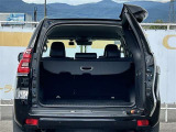 バックドアを開けるとこんな感じ♪ トノカバー付きでプライバシー保護や盗難防止になります。