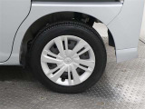 タイヤサイズは165/65R14になります。溝数は約4ミリです。