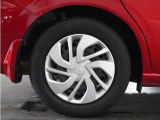 ◆純正ホイール装着車◆シンプルなデザインのホイールキャップ付きです。