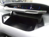 運転席アッパーボックス/小物などの収納に、お使いください。