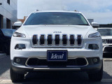 7つのグリルの「セブンスロットグリル」はJEEP車である象徴です。