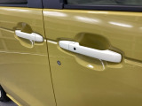 ファッションスタイル仕様車にはオフホワイトのドアハンドルがついておしゃれですね。