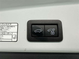 電動式バックドアです。 荷物を持ったままでもボタン一つで自動的に開け閉めできるので便利ですよ。 挟み込み防止機能も付いていますのでお子様の手や荷物を挟み込むのを防いでくれますよ。