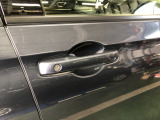 【ドアハンドル】Hondaスマートキーを携帯し、ロックボタン、ドアハンドルを操作することで施錠や解錠ができます。