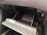 奥行きのあるグローブボックスなので車検証や小物、常備品を収納してみてください!すっきり収納できて便利です!
