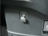 ◆コンビ二フック◆ちょっとした買い物の袋を吊り下げたり、ゴミ袋を吊り下げられるコンビニフックがあり車内を転がらず便利です!