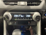 【オートエアコン】一度お好みの温度に設定すれば、車内の温度を検知し風量や温度を自動で調整。暑い&hellip;寒い&hellip;と何度もスイッチ操作をする必要はありません。快適な車内空間には必須の機能ですね♪