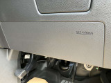 ニーエアバッグが運転者の膝周りを事故時の衝撃から守ってくれます。