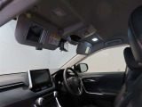 運転席、助手席にはライト付きのバニティーミラーがあり、身だしなみチェックが簡単で出来ますね!