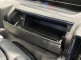 小物が収納できる運転席側インパネアッパーボックス。 ボックス内にはUSBソケットが一口。