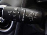 【オートワイパー機能】レバーをAUTOの位置にしているとき、レインセンサーが雨を感知すると、雨量に応じて、ワイパーが自動で作動します。