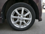純正のアルミホイールです。車両との相性バッチリ!純正ならではの重厚感が素敵ですね。