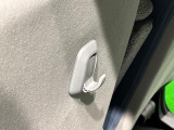 運転席&助手席の背面についたユーティリティフックには荷物がサッと掛けられます。
