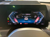 カーブドディスプレイ:メーターパネルからナビ画面を一枚の曲面のディスプレイにする事で、人間工学に基づいたタッチコントールが可能、コックピットのスイッチ類を極力減らし、よりシンプルなインテリアデザインに