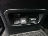 センタコンソールボックス背面に充電用USB端子&アクセサリーコンセント(AC100V・1500W)を装備しています