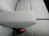 運転席シートには可動式の肘置きが備わっています。