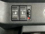 パワースライドドアの開閉はスマートキーのリモコンやドアノブは勿論、運転席側のスイッチ操作でも開閉ができ、安全・簡単です