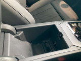 アームレストを上げると収納スペースとUSB電源があります。USBメモリ等を接続すると、車両側で音楽データを再生することができます。※非対応のものも有