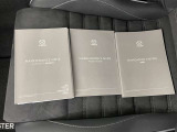 メンテナンスノート、取扱説明書ですね。 車の情報が凝縮されています。 車の整備記録が記載されている大事な物ですよ。
