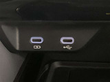 充電用USB端子付き。スマートフォンなどの充電に便利です。