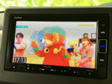 停車時にテレビ視聴が可能。お子様連れのご家族でも、移動時間中の退屈を解消できます。