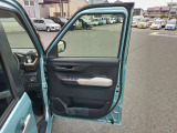 運転席のドア内部でございます。