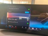 ナビの配置をセンターパネル上部に設置することにより、運転中は道路から目線を出来る限り外すことなく、安全にご覧いただけます。